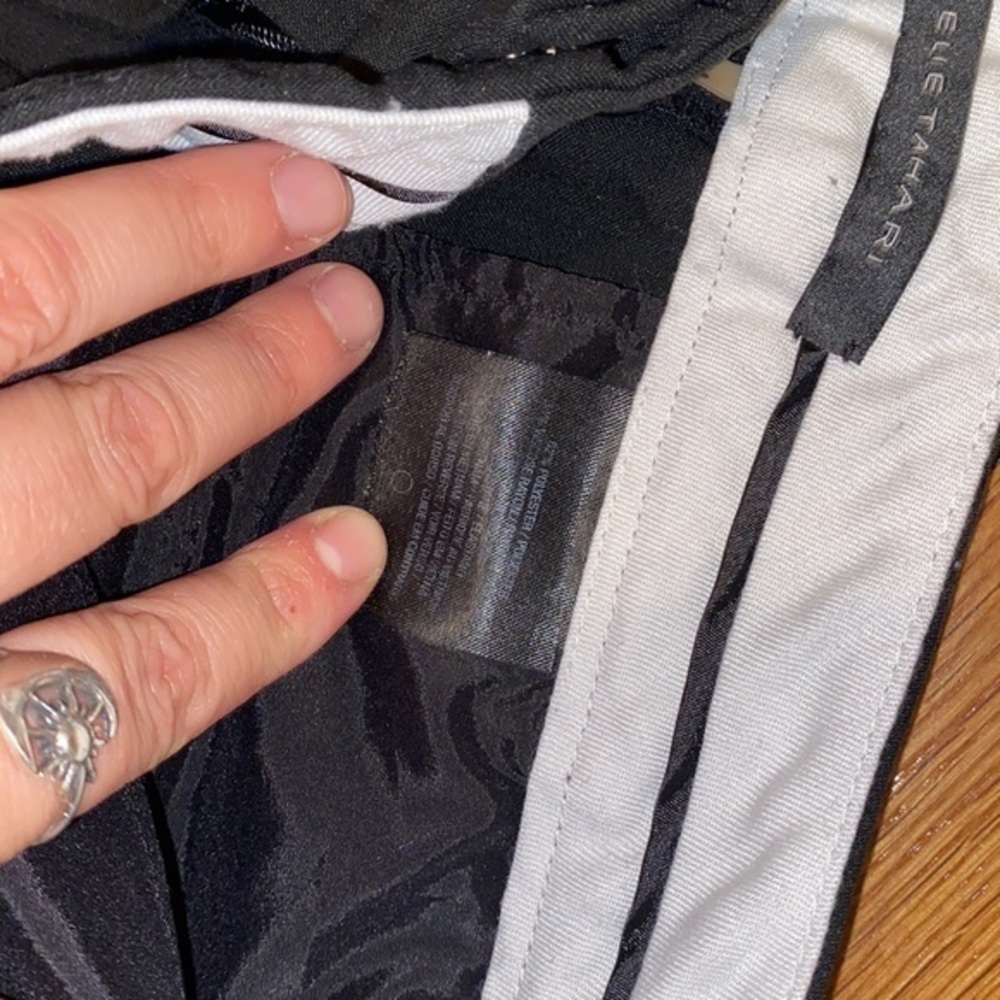 Elie Tahari black dress pants one seam needs repair on bottom of pant leg size 8 - Picture 5 of 6